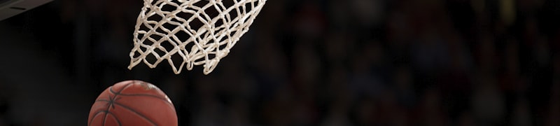 NBA季后赛篮球比赛现场，洛杉矶湖人队与金州勇士队激烈对抗